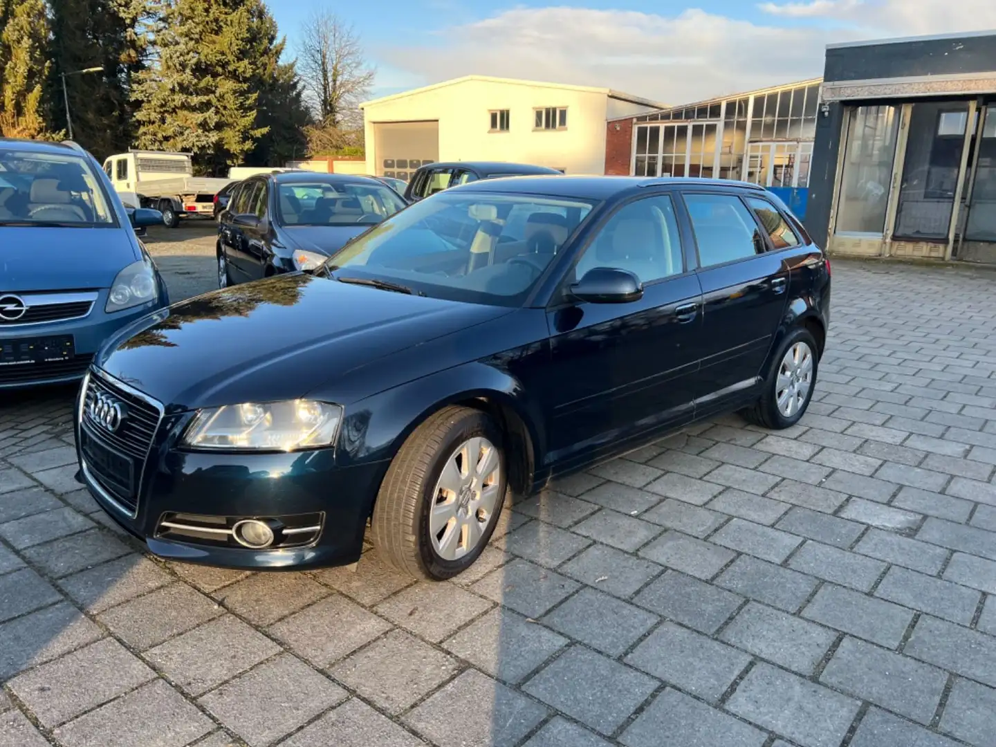 Audi A3 Sportback 1.2 TFSI Attraction Anhängerkup. Blau - 1