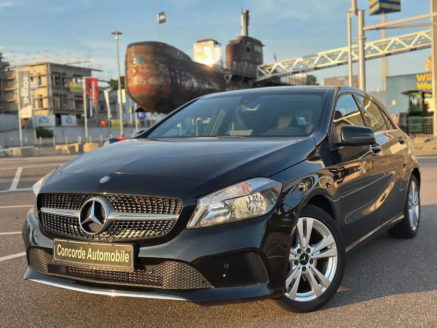 Mercedes-Benz A 180 A -Klasse A 180 BlueEfficiency AUTOMATIK Schwarz - 1