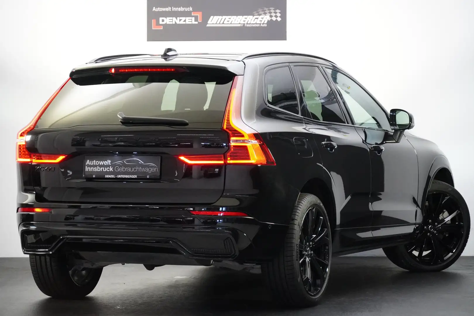 Volvo XC60 T8 AWD PHEV Plus Black Edition Aut. Schwarz - 2