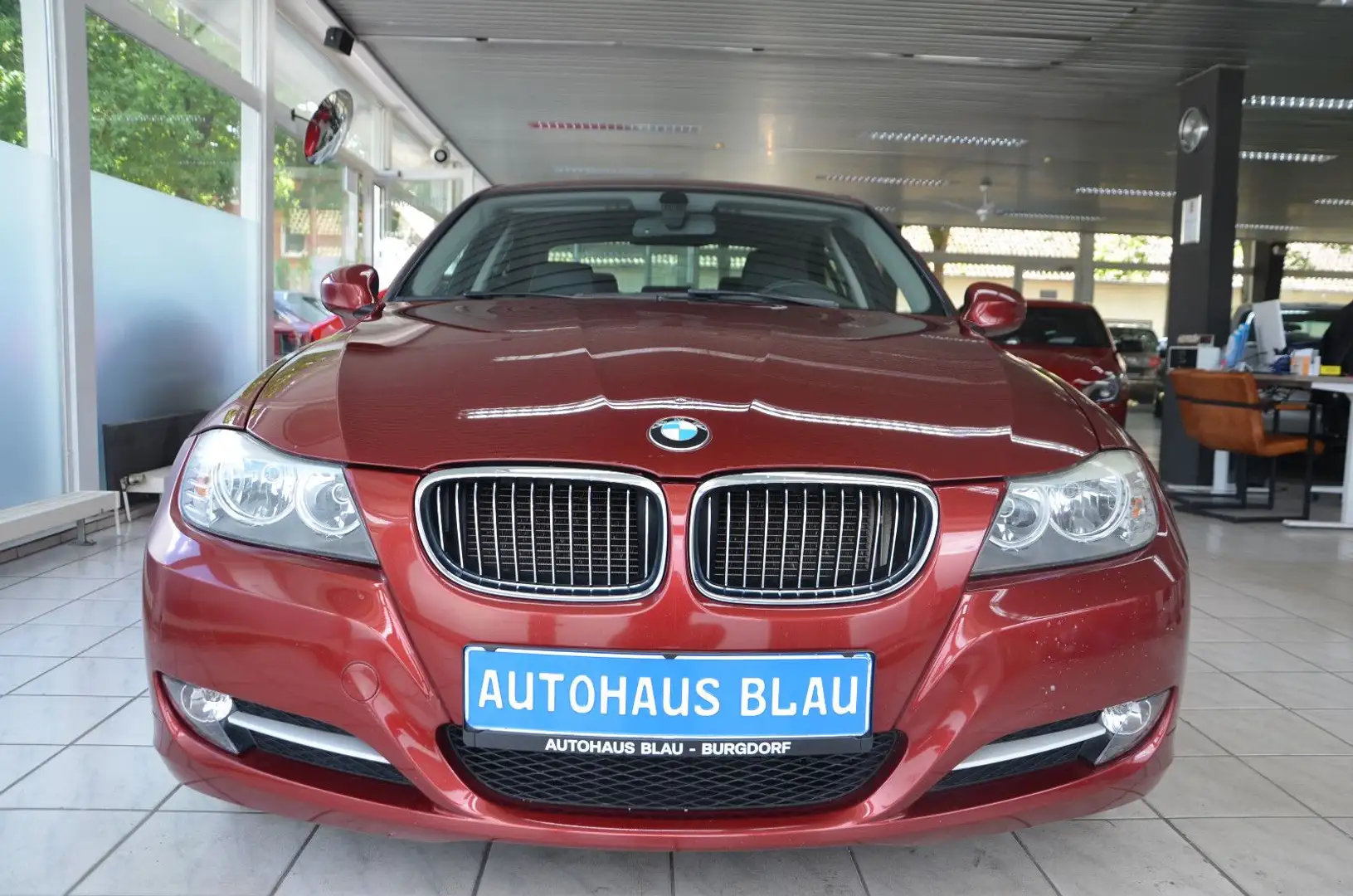 BMW 316 i Lim. Exclusive Edition *LEDER*KLIMAAUTO*PDC Rot - 2
