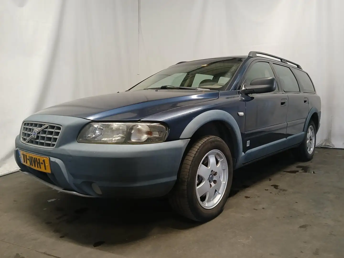 Volvo V70 Cross Country 2.4 T Comfort Line - Airco - Navi - Blauw - 2