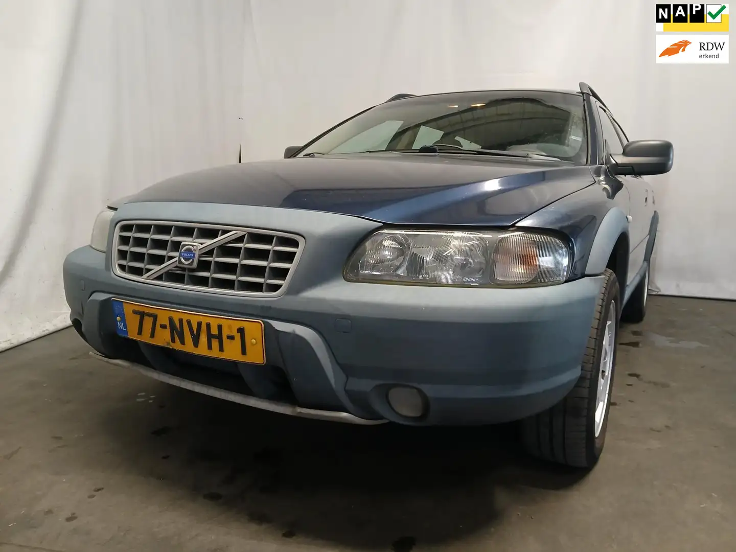Volvo V70 Cross Country 2.4 T Comfort Line - Airco - Navi - Blauw - 1