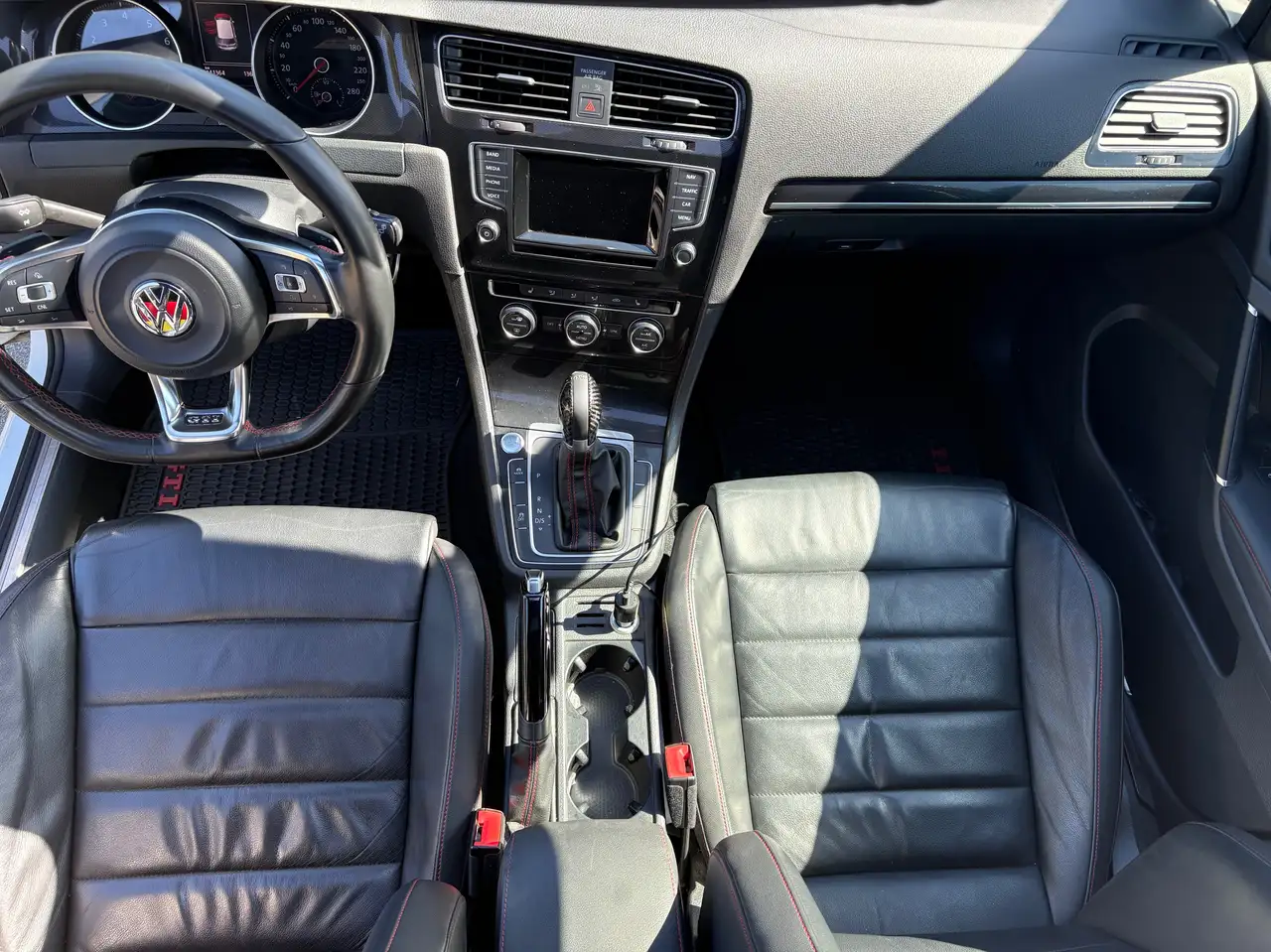 Volkswagen Golf GTI снимка Volkswagen Golf GTI