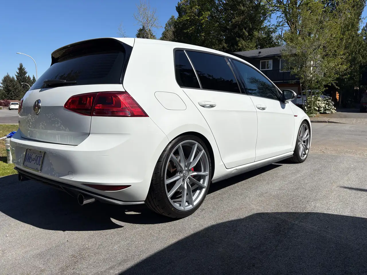 Volkswagen Golf GTI снимка Volkswagen Golf GTI