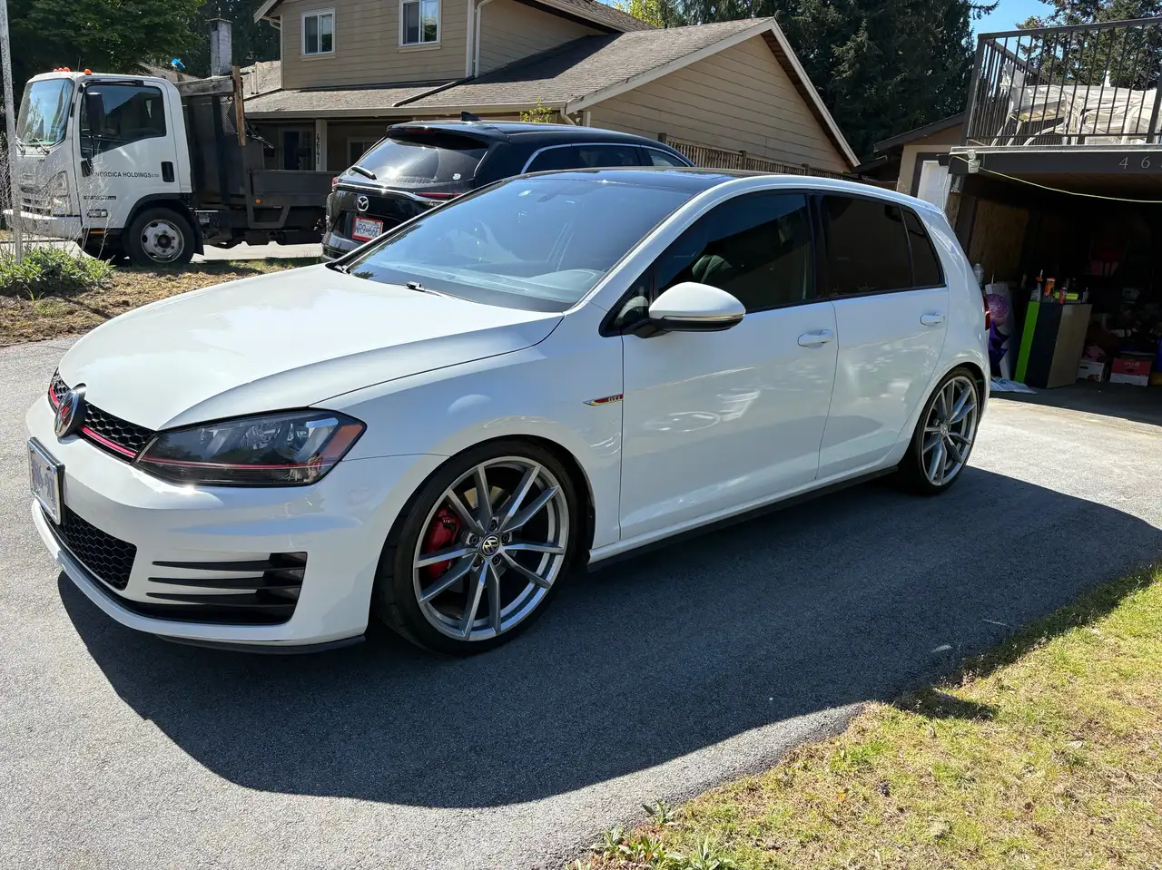 Volkswagen Golf GTI снимка Volkswagen Golf GTI