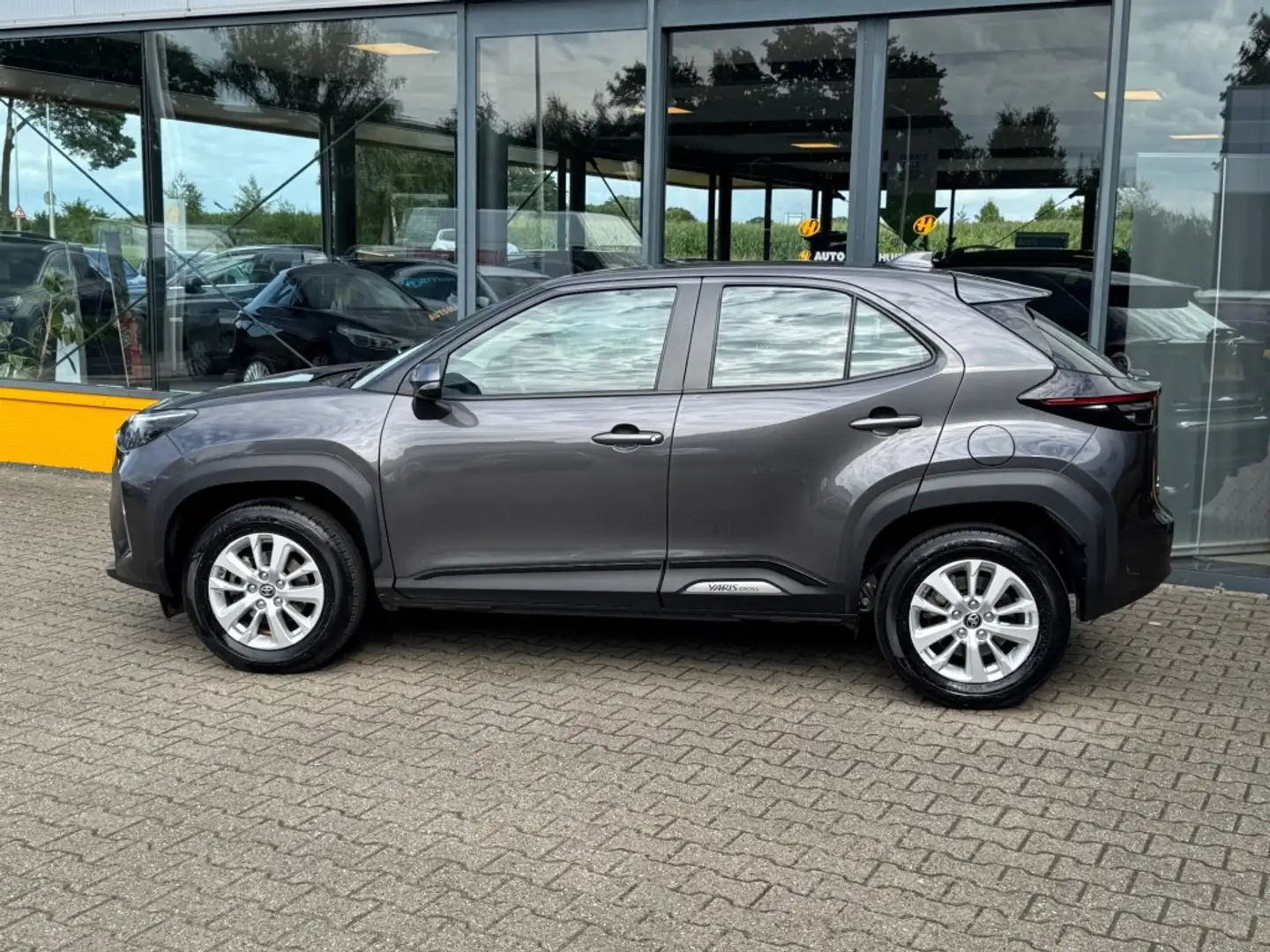 Toyota Yaris Cross 1.5 Hybrid Comfort - Navi/apple/android- camera Grijs - 2