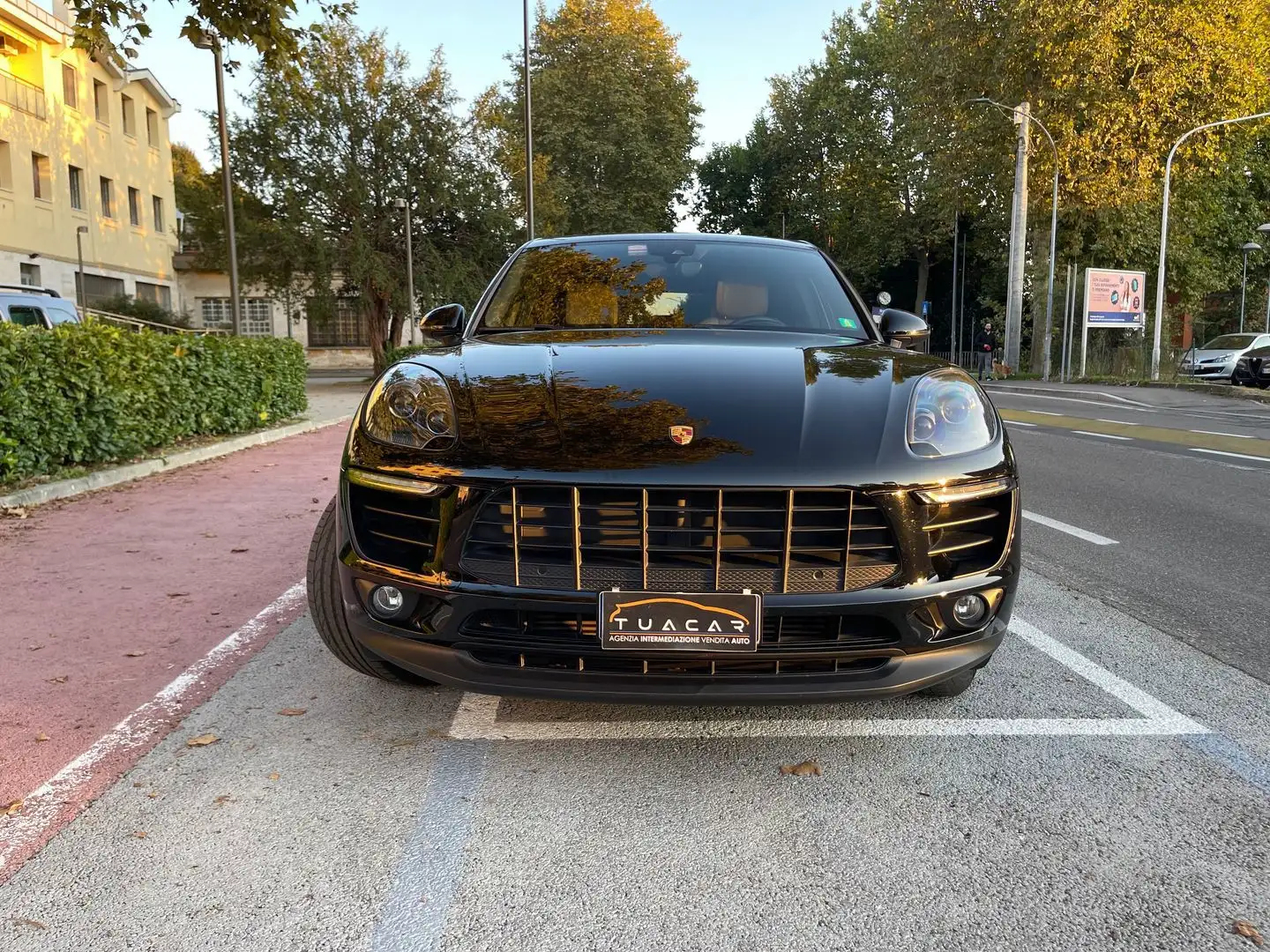 Porsche Macan -- 2.0 Schwarz - 2