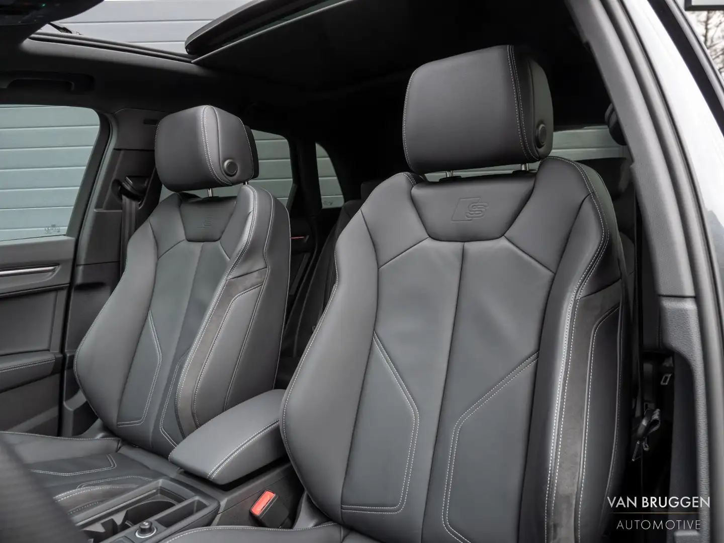 Audi Q3 45 TFSI E S-Line Pano Sfeer Camera Leer 20" Grijs - 2