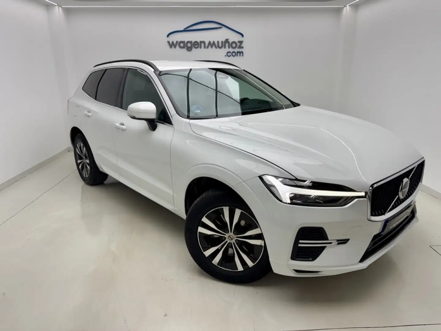 Volvo XC60 B4 Momentum Pro FWD Aut. Blanco - 2