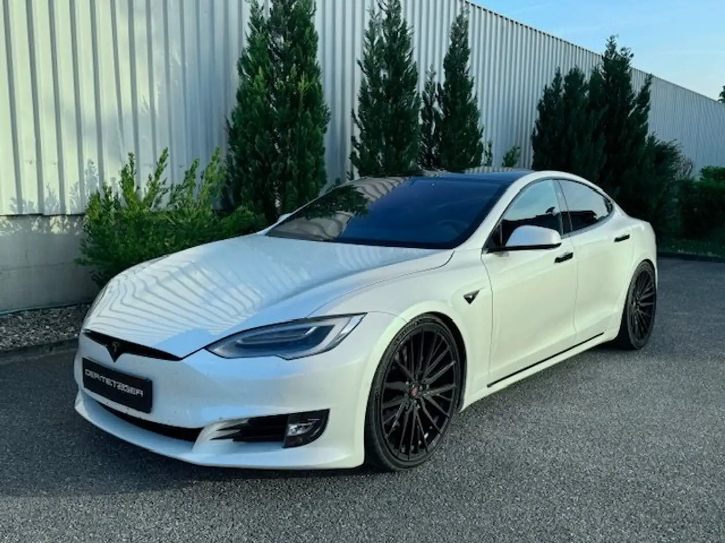 Tesla Model S Maximale Reichweite nur 16.500km Weiß - 1