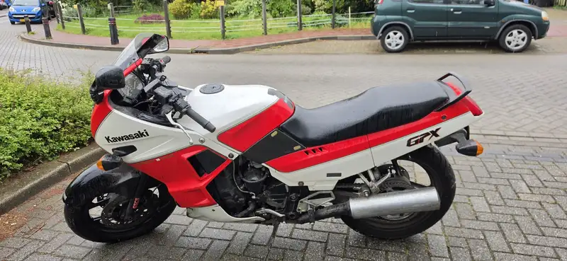 Kawasaki GPX 750 R - foto 6