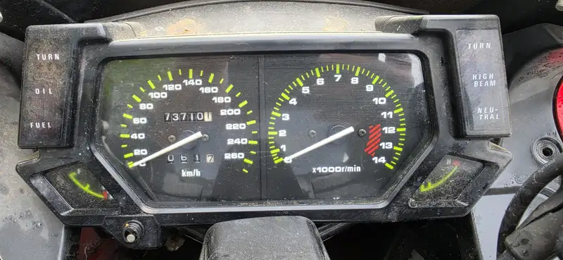 Kawasaki GPX 750 R - foto 3