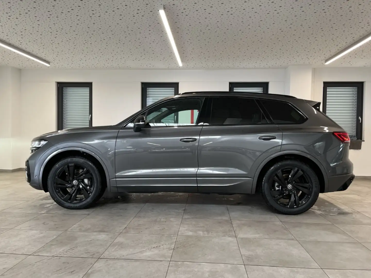 Volkswagen Touareg 3.0 V6 TDI R-Line ACC Matrix Pano AHK SHZ Grijs - 2