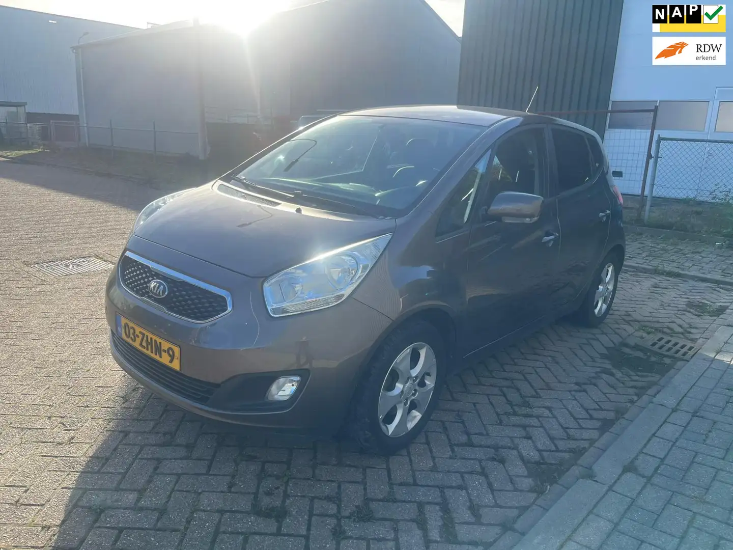 Kia Venga 1.4 CVVT Super Pack Airco Navi Achterrijcamera Pdc Bruin - 1