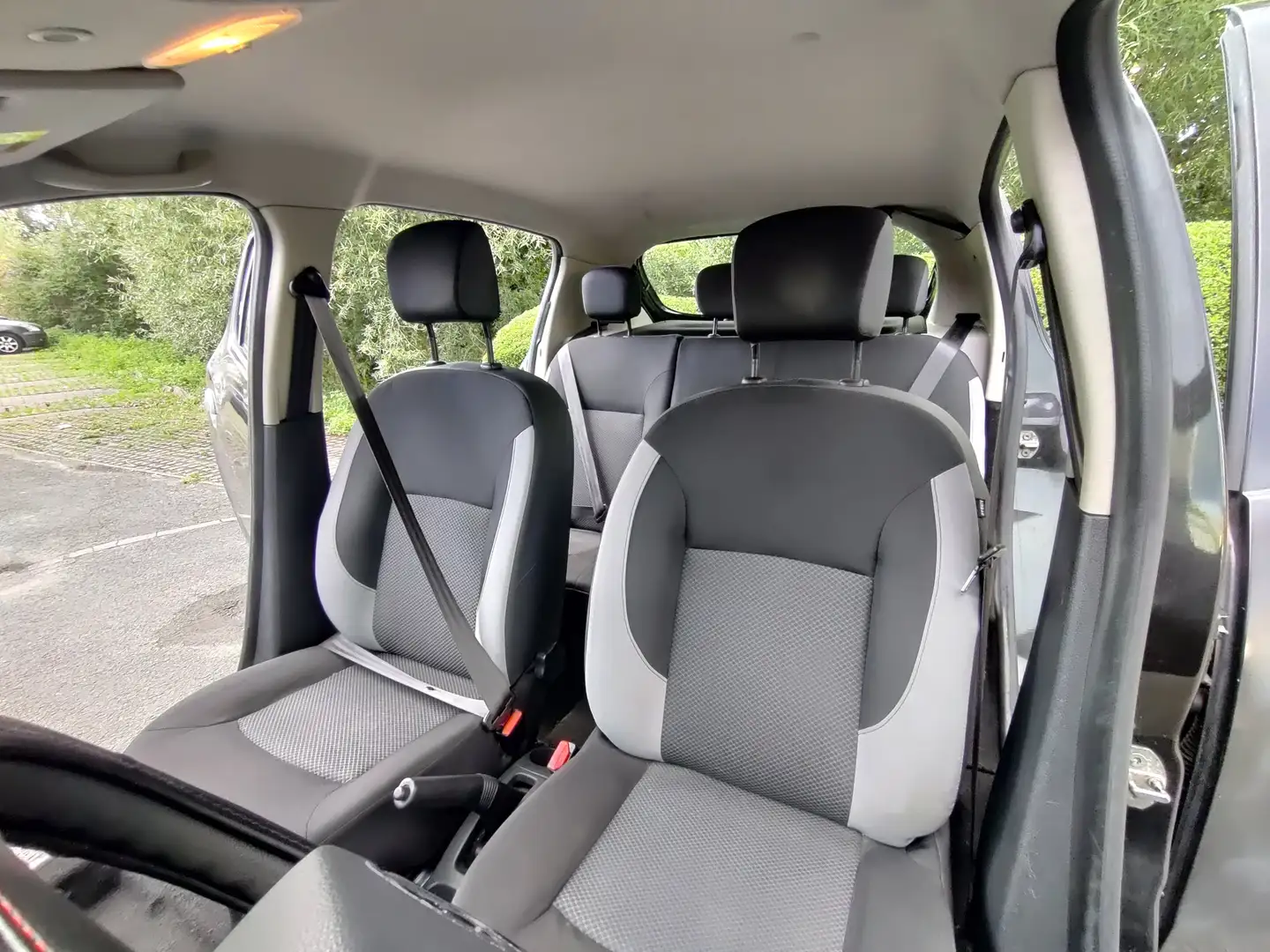 Dacia Sandero Sandero Stepway TCe 90 Ambiance Zwart - 1