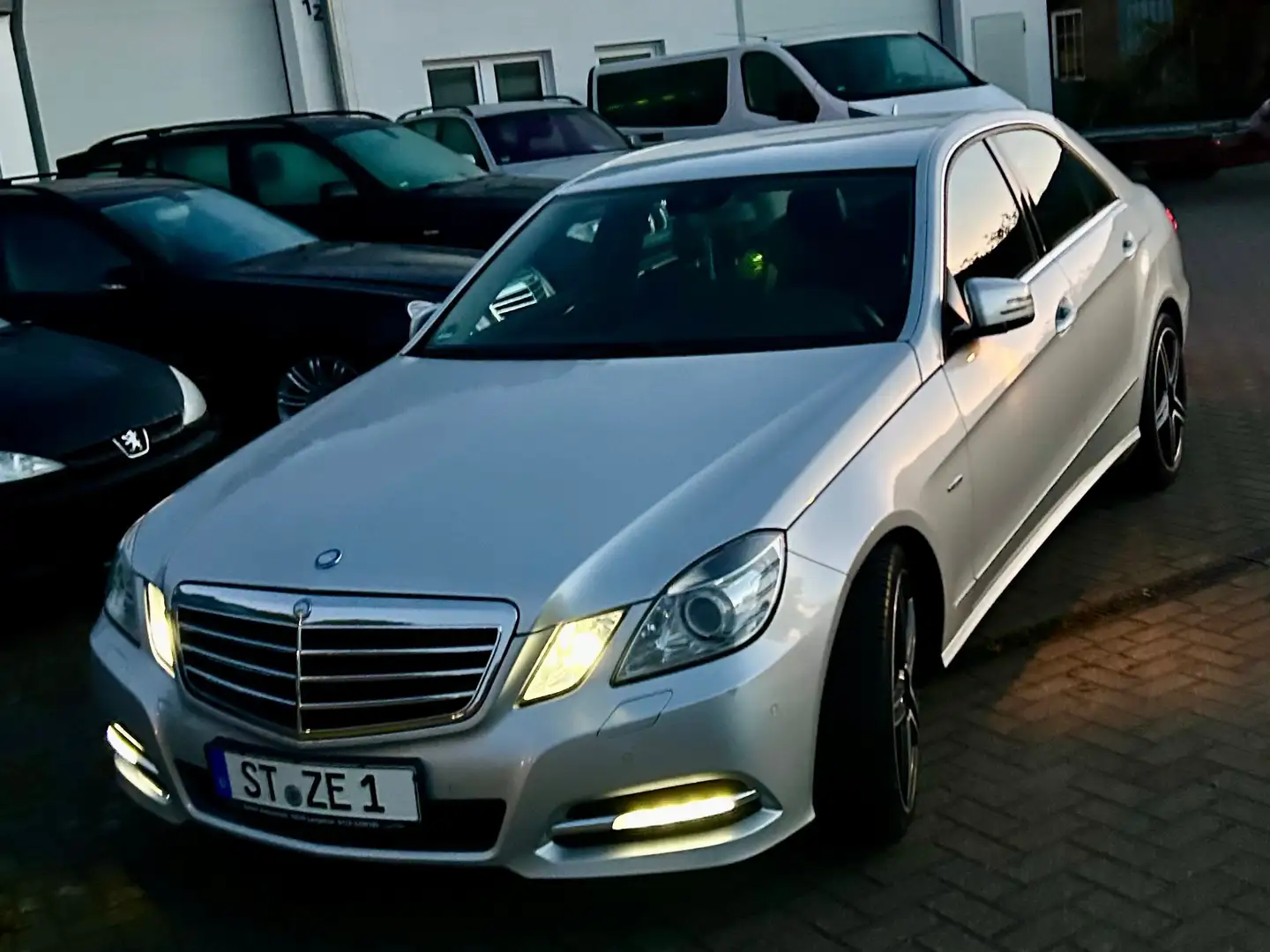 Mercedes-Benz E 200 CDI DPF BlueEFFICIENCY FACELIFT 7G TR. Avantgarde Argent - 2