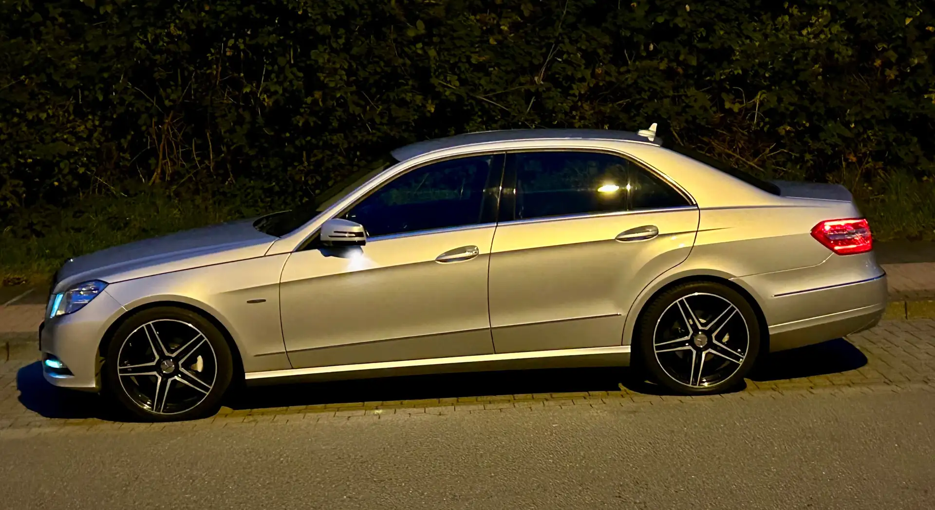 Mercedes-Benz E 200 CDI DPF BlueEFFICIENCY FACELIFT 7G TR. Avantgarde Argent - 1