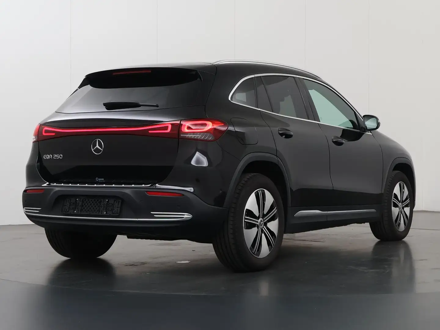 Mercedes-Benz EQA 250 Luxury Line 67 kWh | Getint glas | Widescreen | Sf Zwart - 2