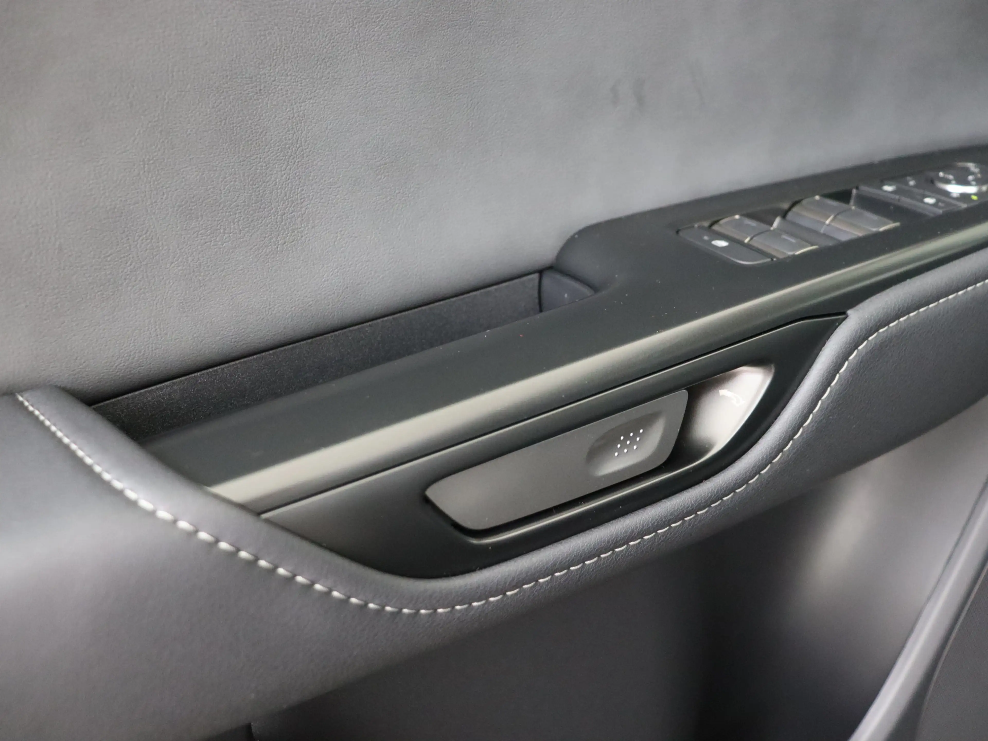 Lexus RZ 350e 35th Edition 77 kWh | Memory Seat | 360 Camer — photo 10