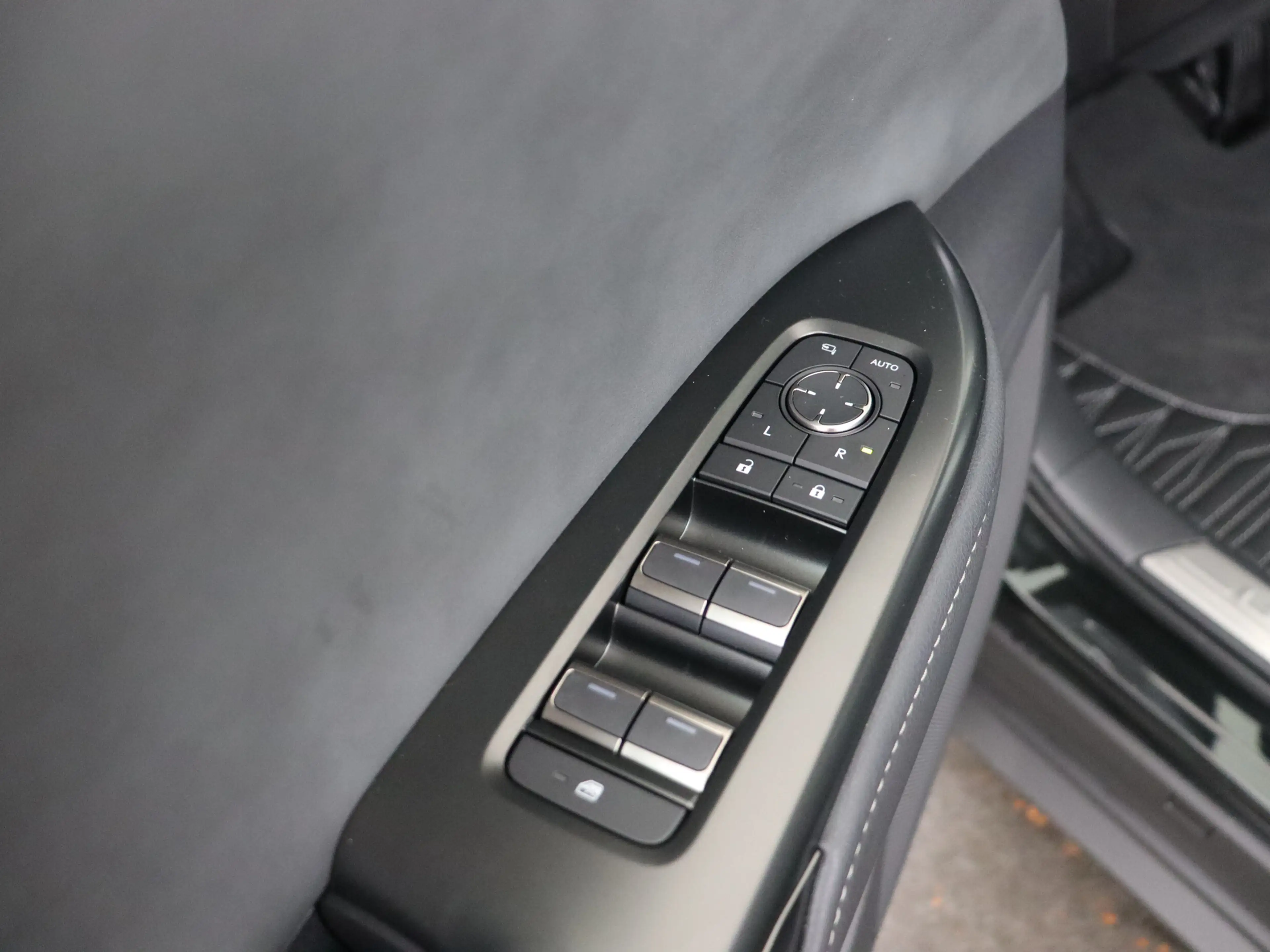 Lexus RZ 350e 35th Edition 77 kWh | Memory Seat | 360 Camer — photo 9