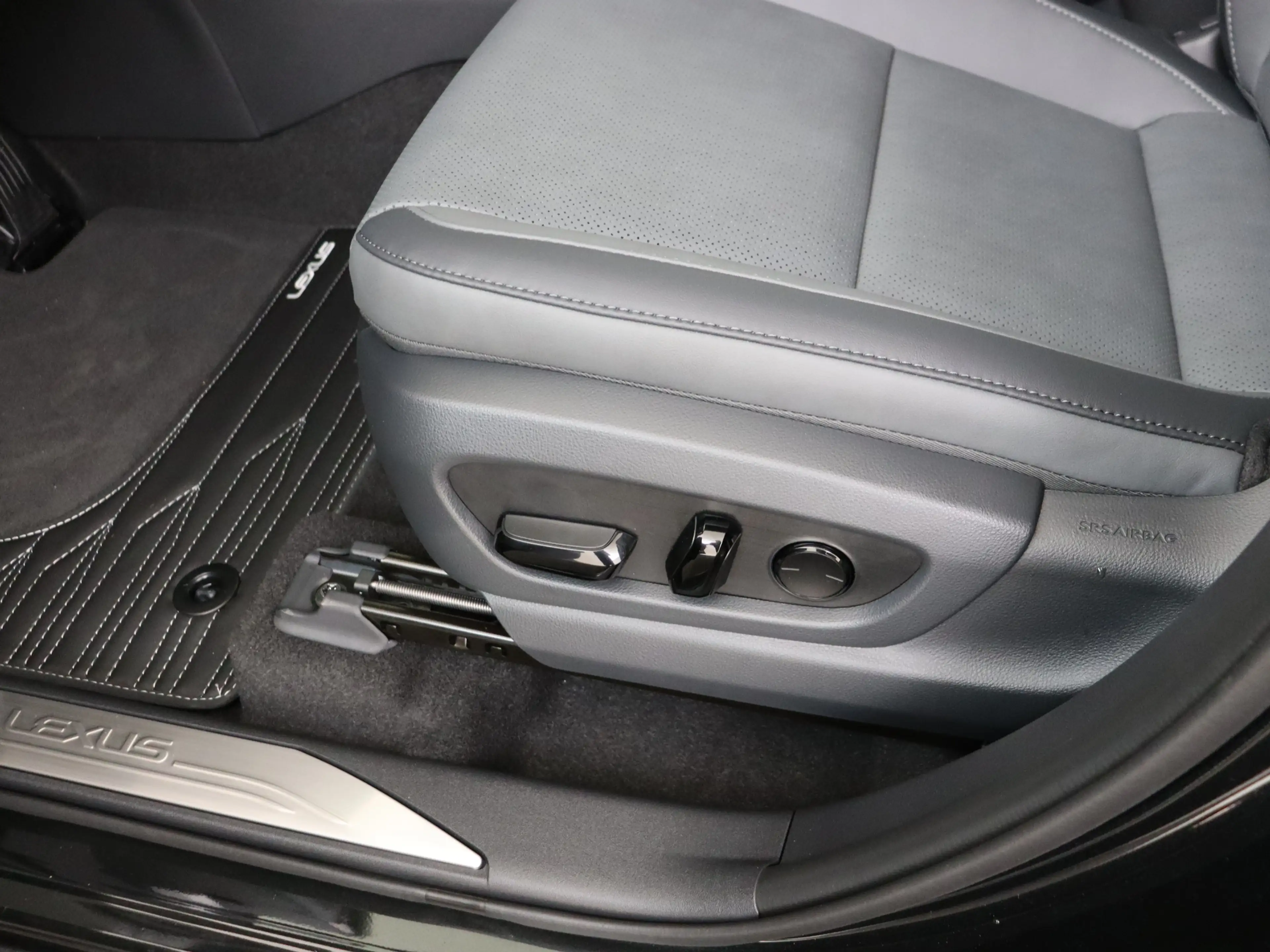 Lexus RZ 350e 35th Edition 77 kWh | Memory Seat | 360 Camer — photo 11