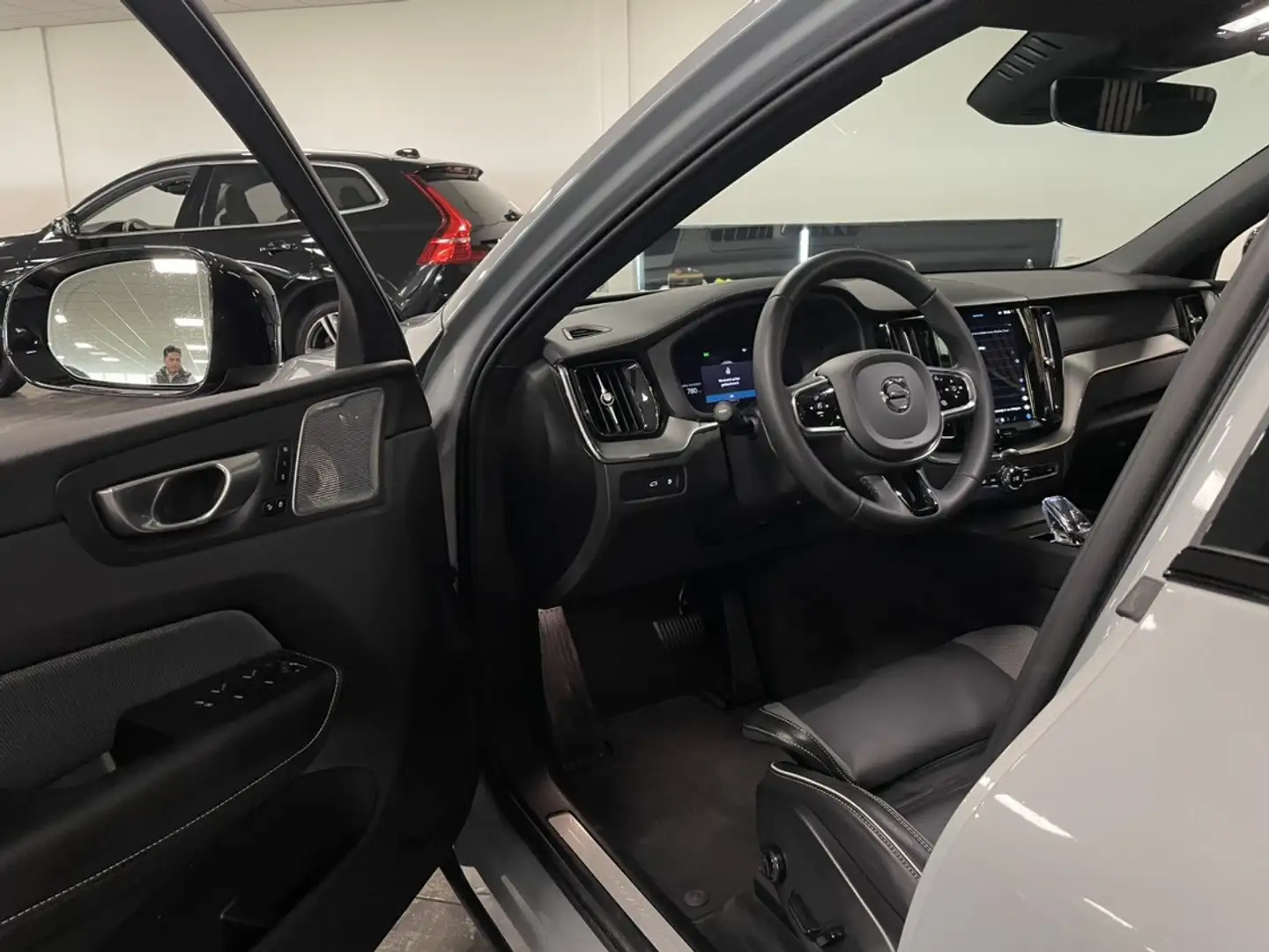 Volvo XC60 T6 AWD Recharge Ultimate Dark | Vol! | Luchtvering Grijs - 2