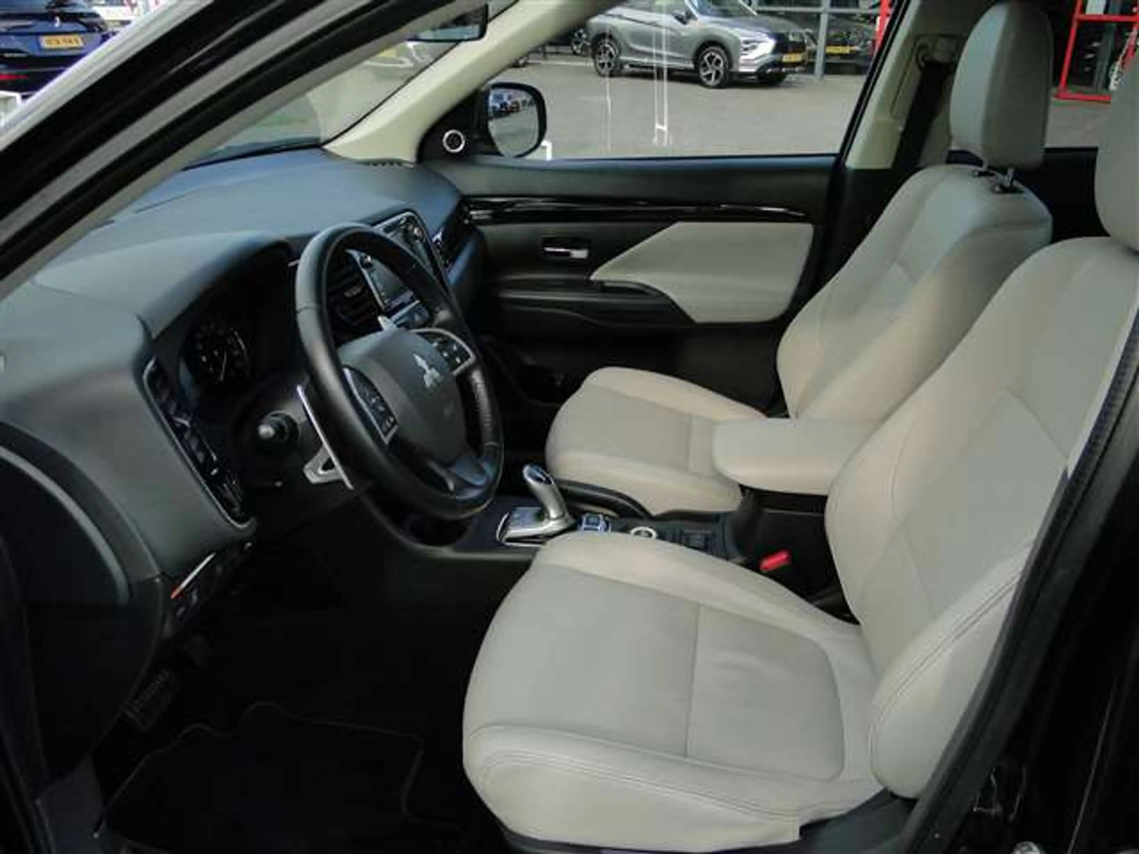 Mitsubishi Outlander 2.0 PHEV Instyle+ X-Line — photo 15