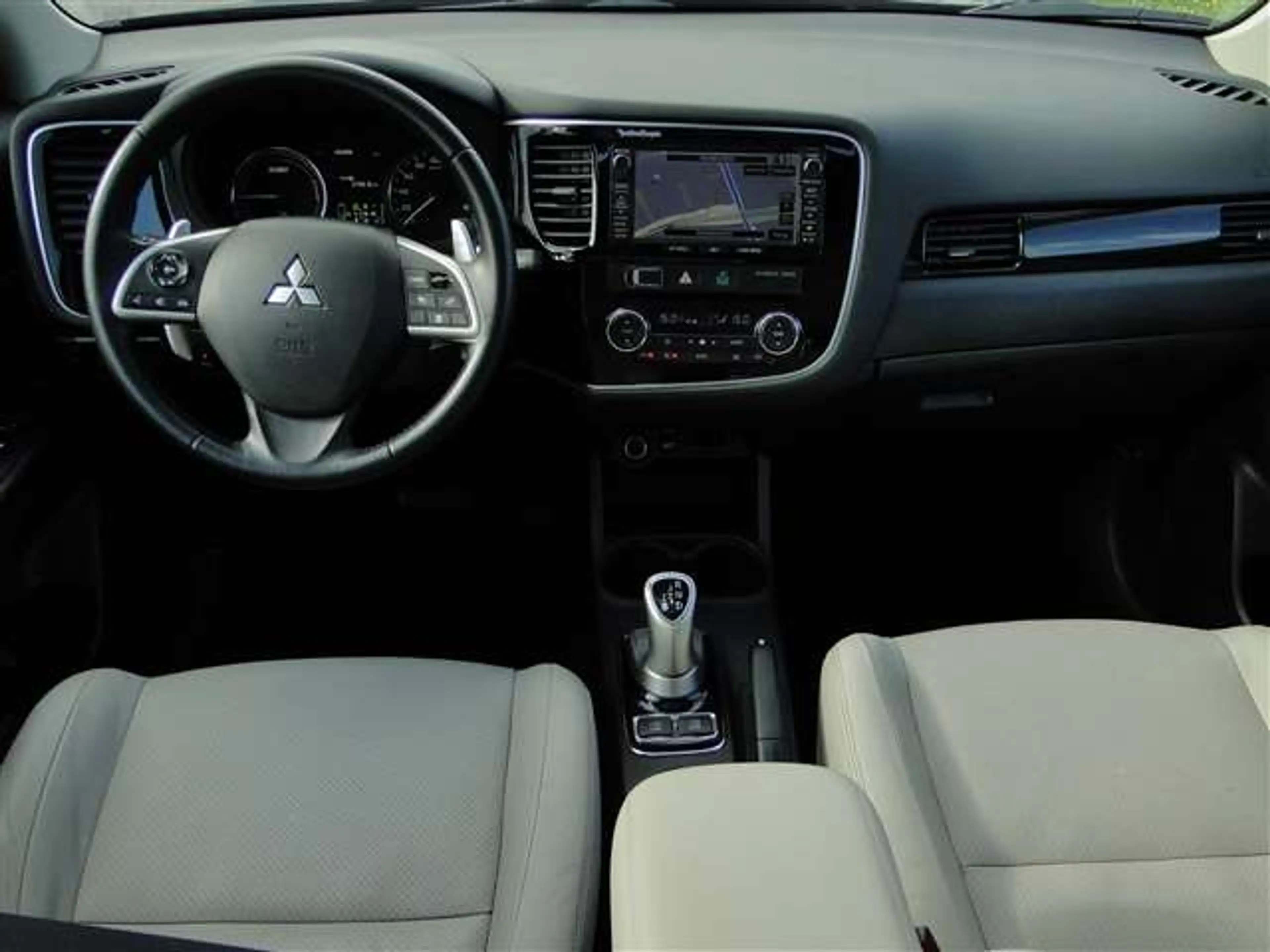 Mitsubishi Outlander 2.0 PHEV Instyle+ X-Line — photo 3