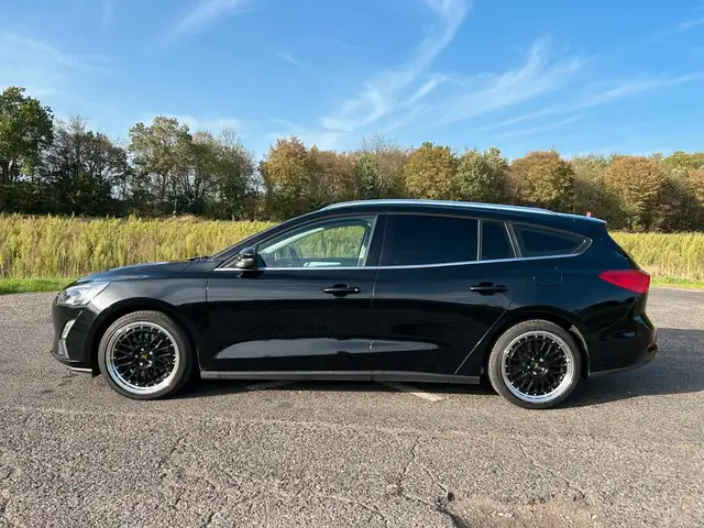 Ford Focus view 2