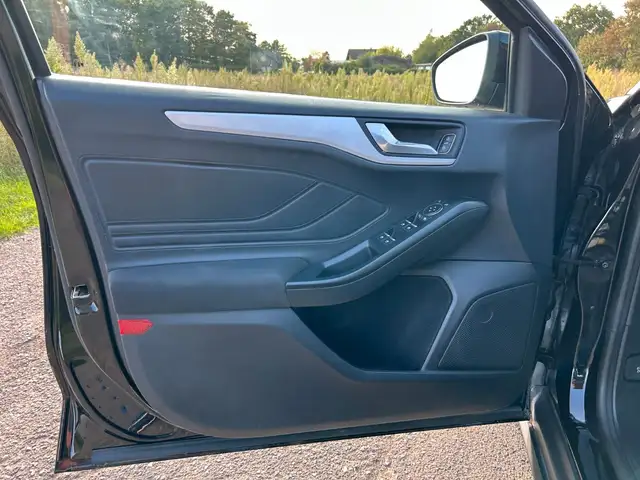 Ford Focus view 12