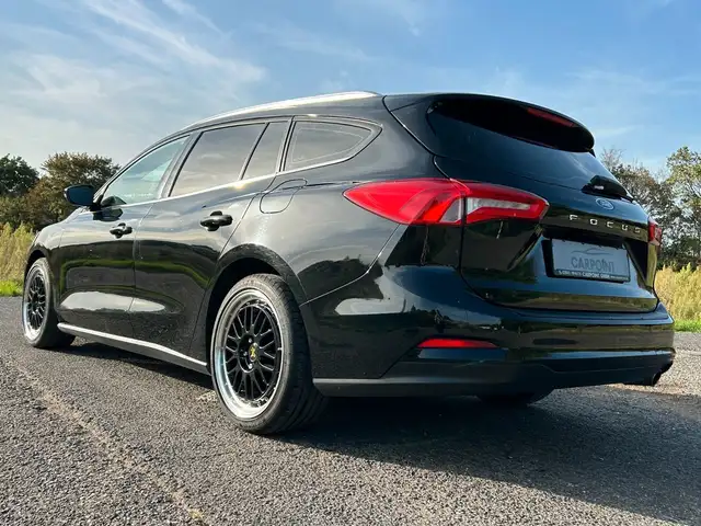 Ford Focus view 3