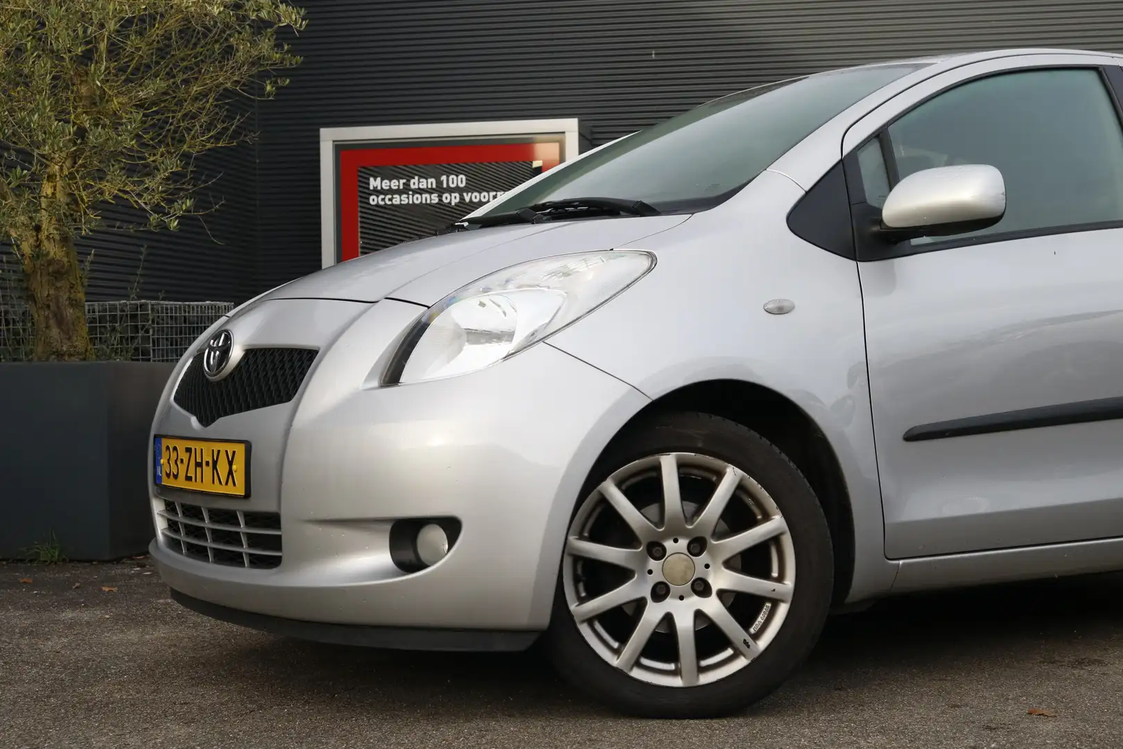Toyota Yaris 1.3 VVTi Sol MMT | trekhaak | leder | nette auto, Grigio - 2