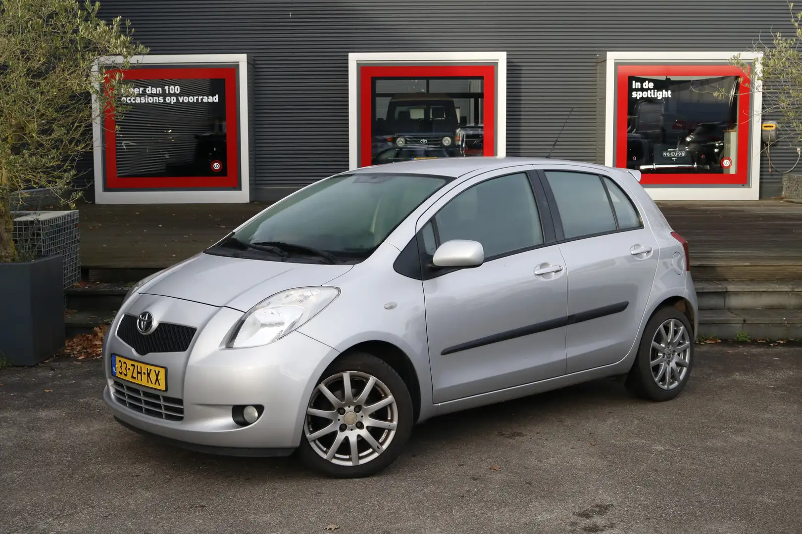 Toyota Yaris 1.3 VVTi Sol MMT | trekhaak | leder | nette auto, Grigio - 1