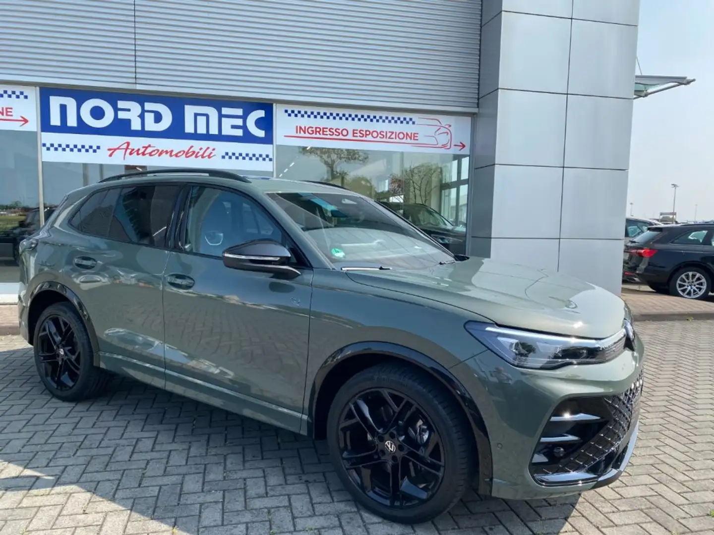 Volkswagen Tiguan 2.0 TDI 150 CV SCR DSG R-Line Verde - 2