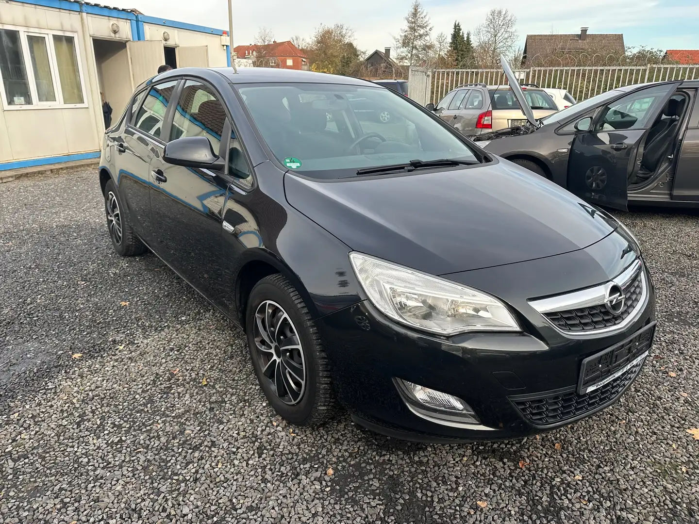Opel Astra J Selection Schwarz - 1