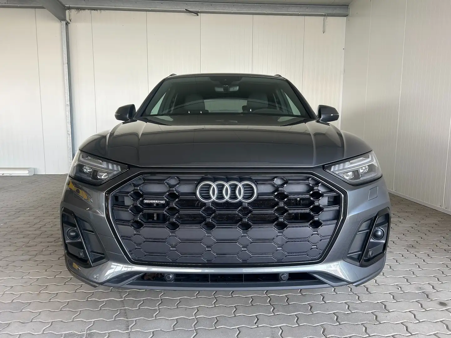 Audi Q5 40 TDI quattro S line Grijs - 2