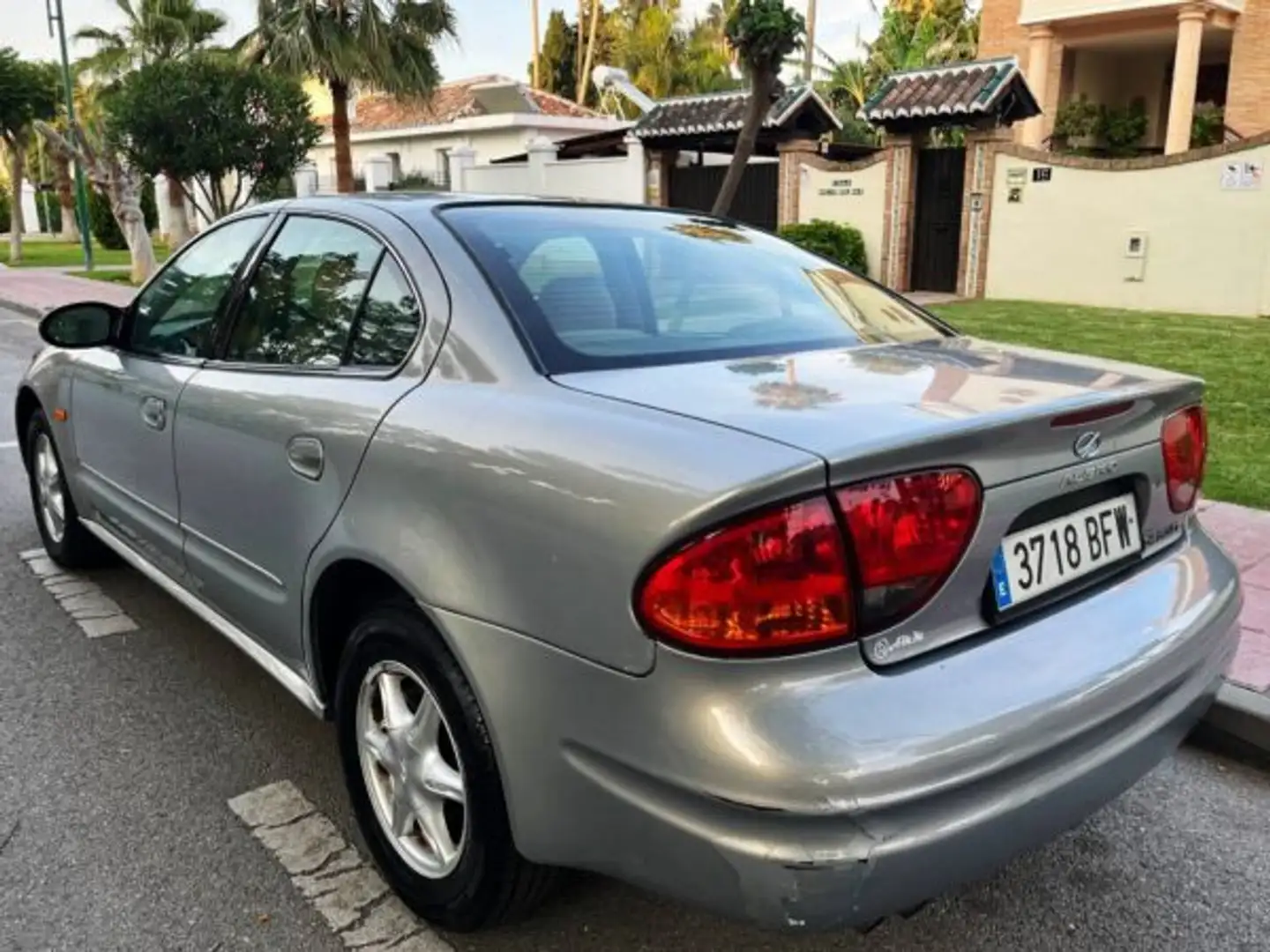 Chevrolet Alero Berlina Automático de 4 Puertas Grijs - 2