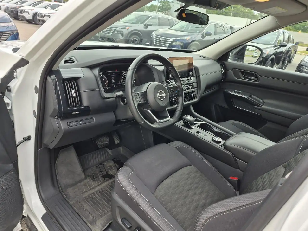 Nissan Pathfinder снимка Nissan Pathfinder