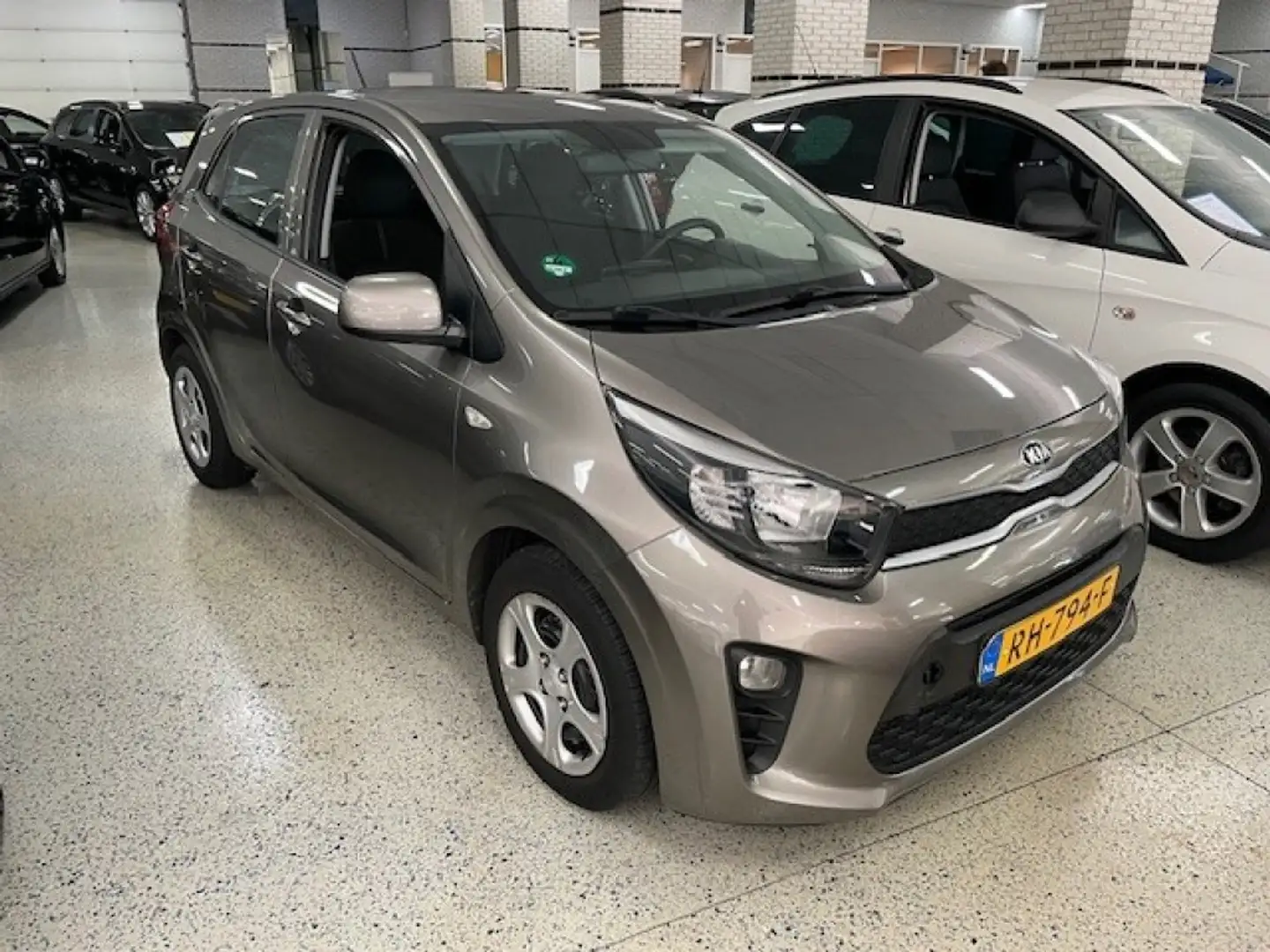 Kia Picanto 1.0 CVVT / AIRCO / ISOFIX / MULTIMEDIA / 5 DEURS Grijs - 2