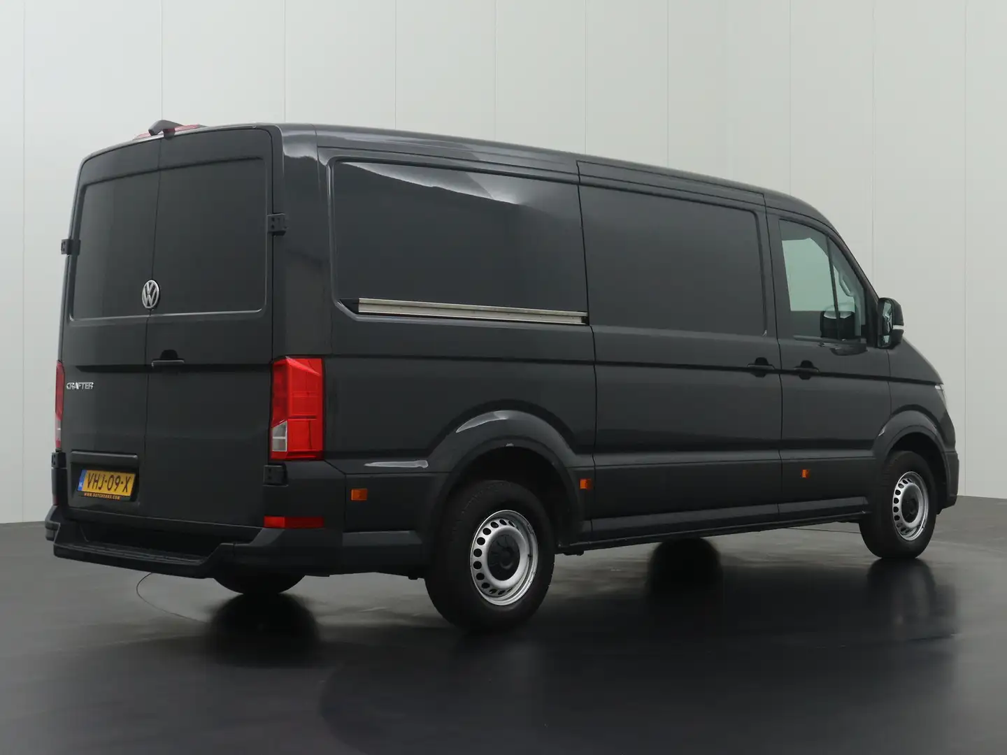 Volkswagen Crafter 2.0TDI 140PK L3H2 Highline | Navigatie | Cruise | Grijs - 2