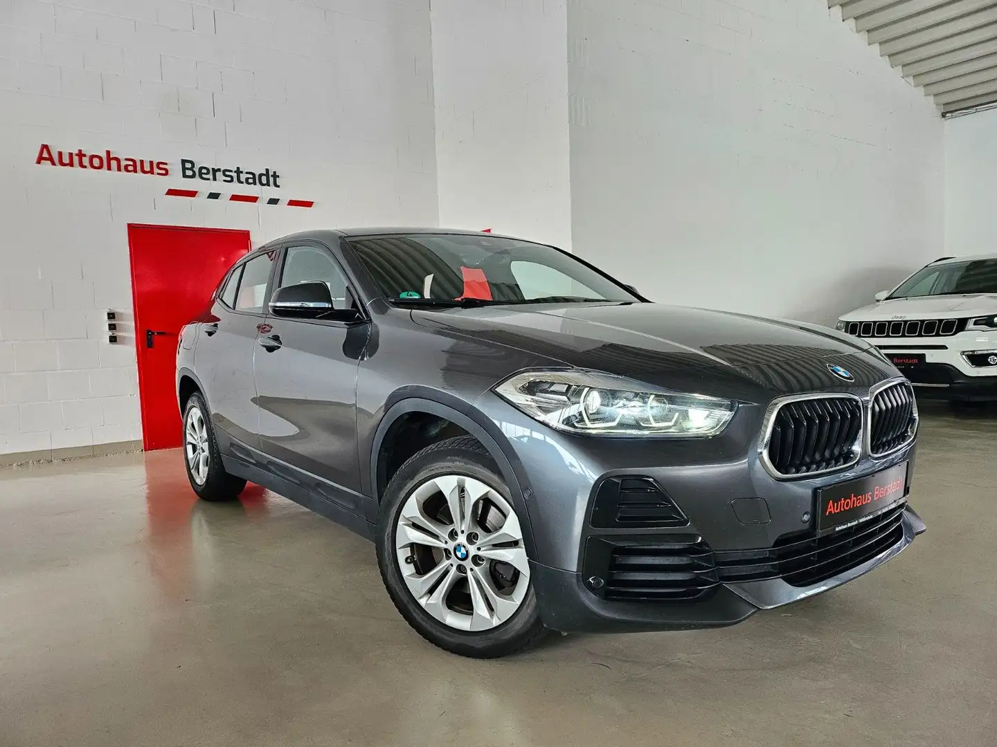 BMW X2 sDrive 18d Sportpaket*Navi*LED*18Zoll*PDC Grijs - 1