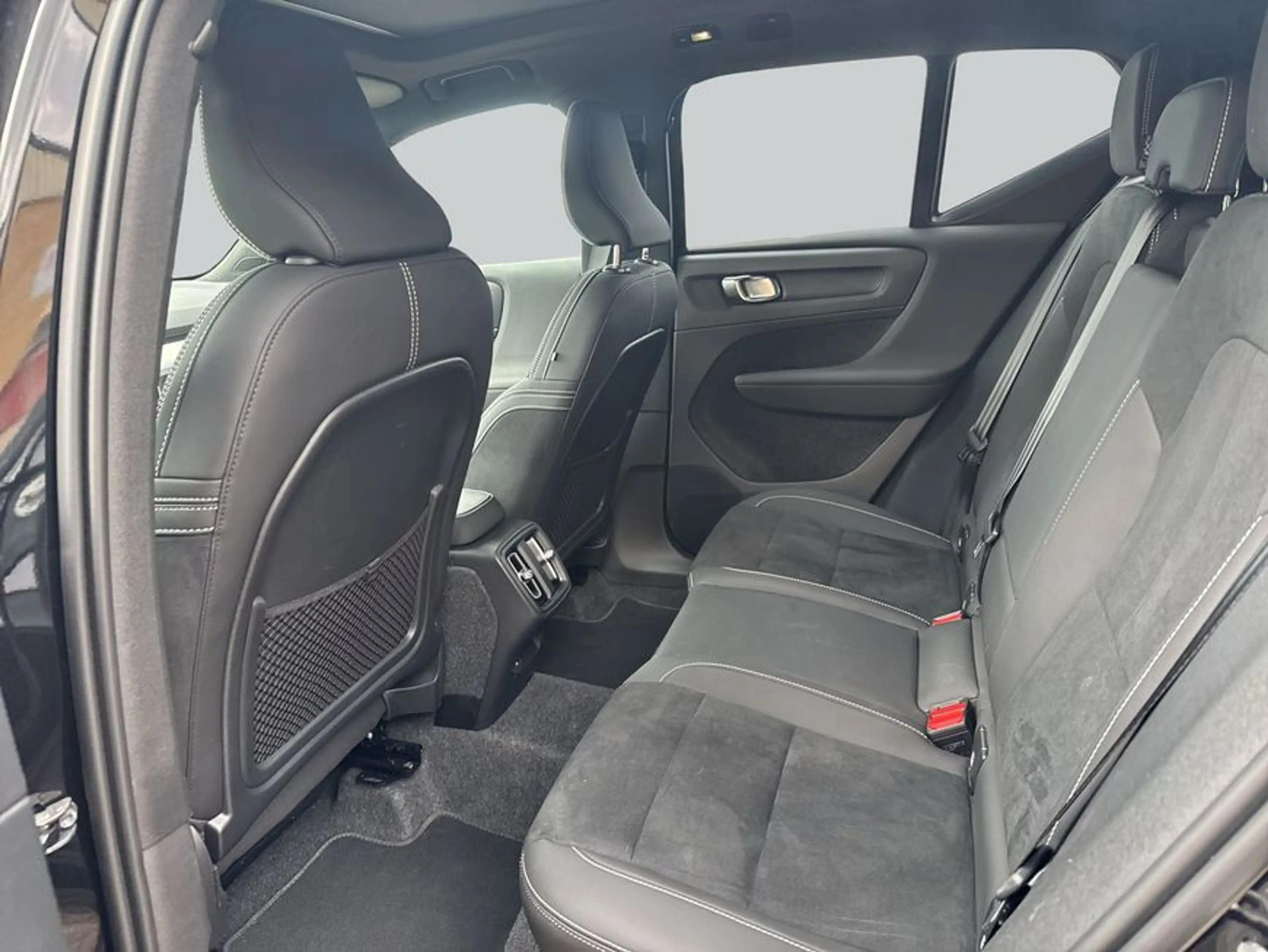 Volvo XC40 XC40 B3 B DKG Plus Black Edition — photo 11