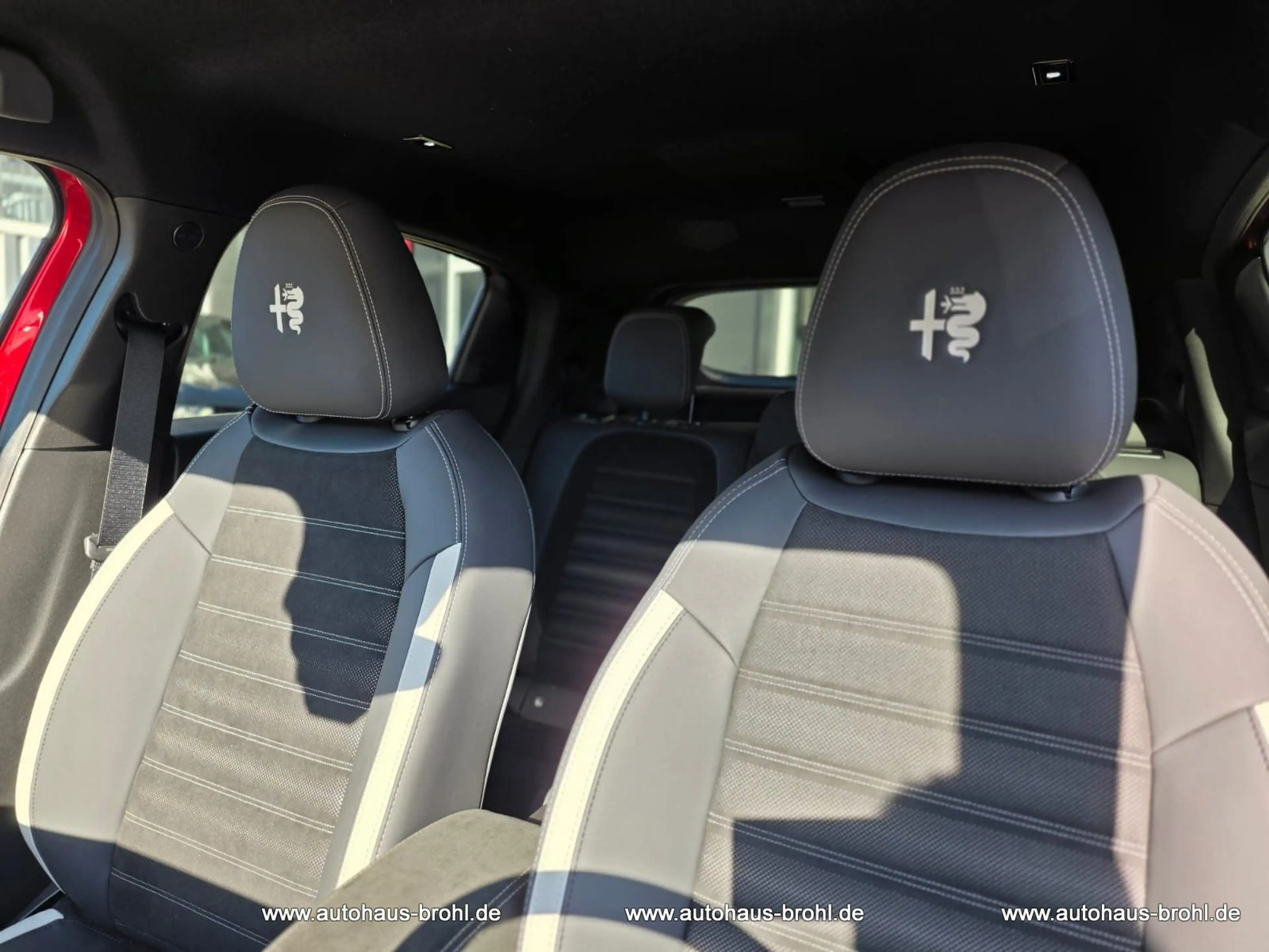 Alfa Romeo Junior Elettrica 115 kW Sport Speciale — photo 11
