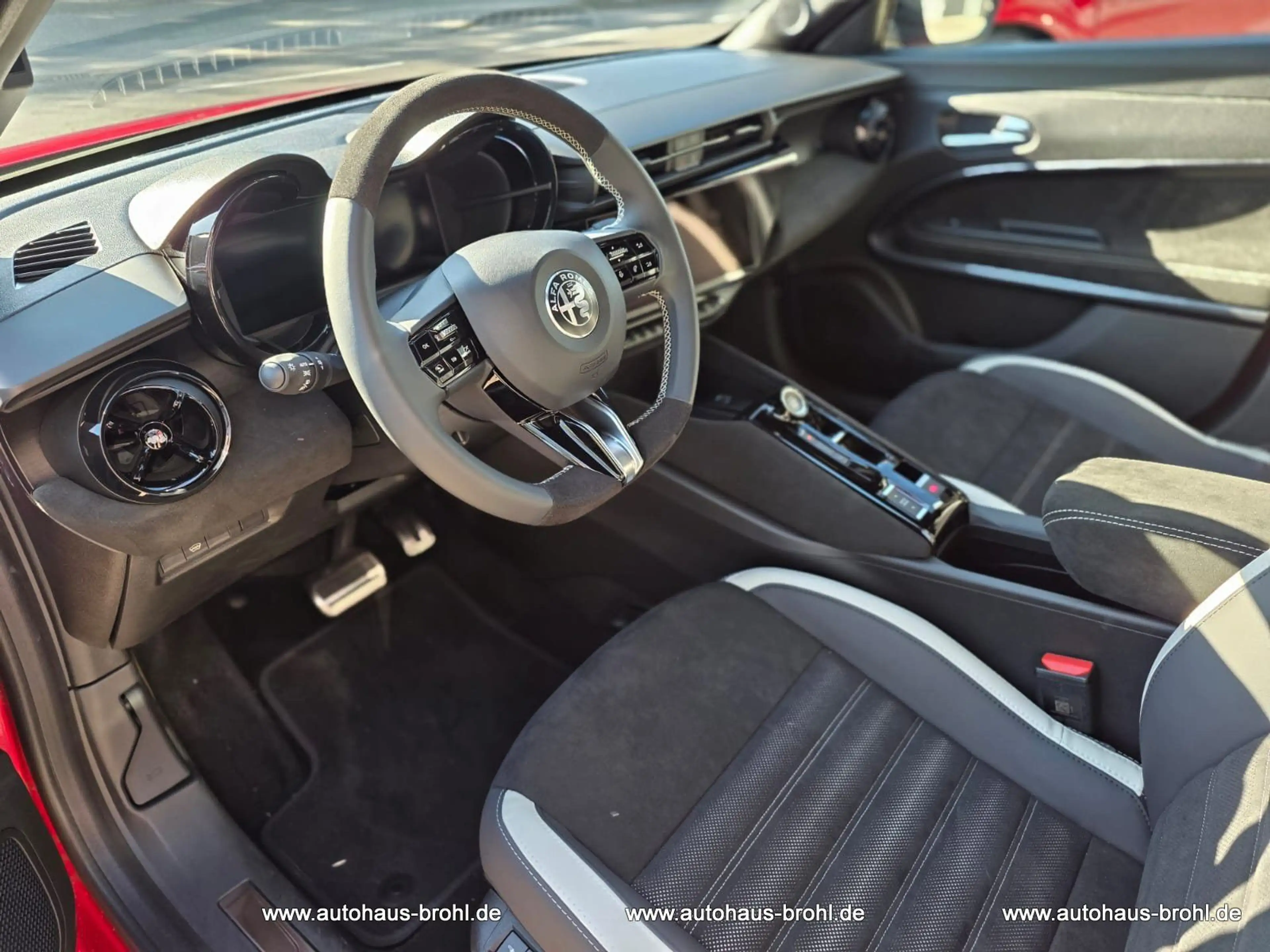 Alfa Romeo Junior Elettrica 115 kW Sport Speciale — photo 9