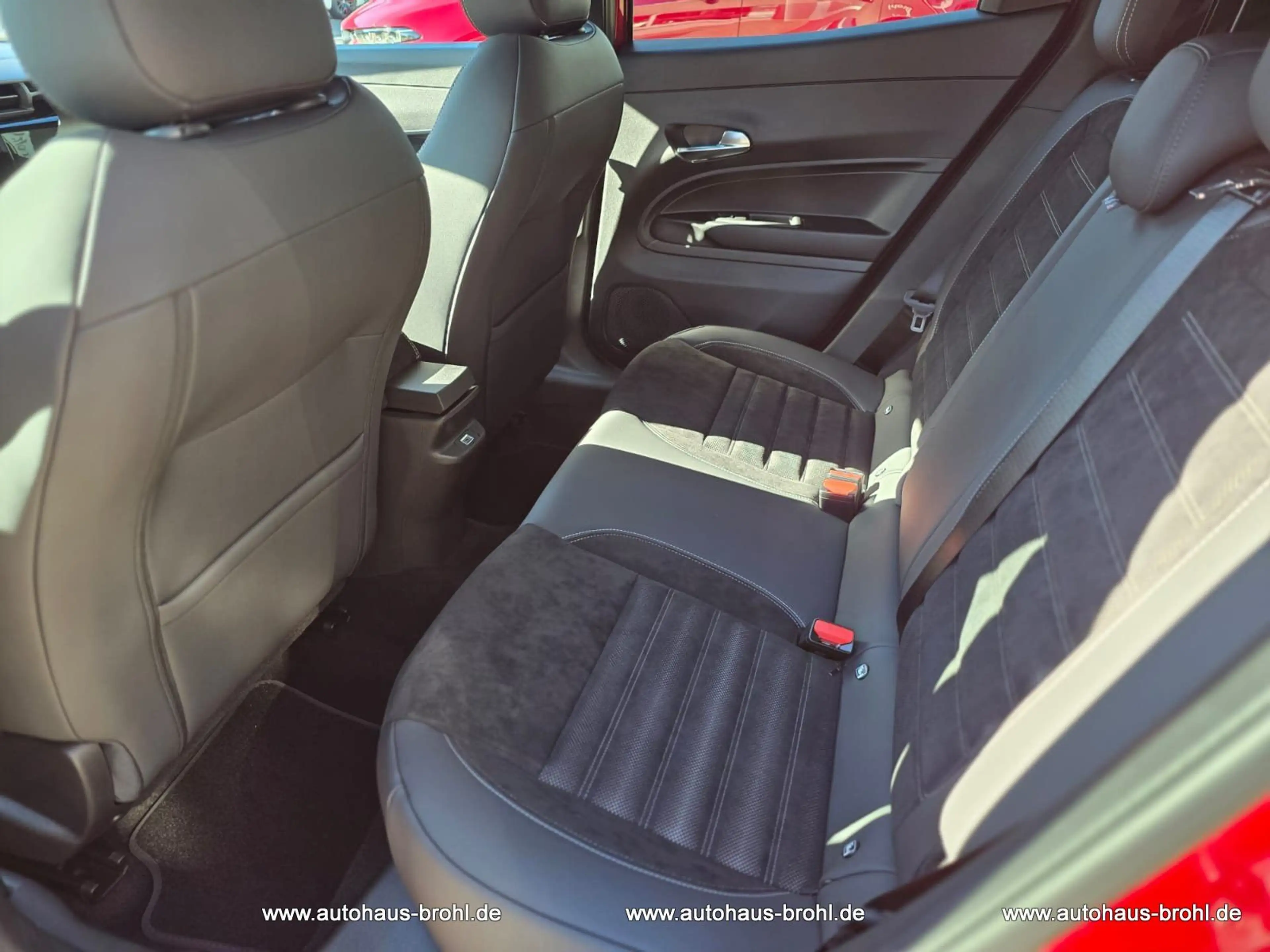 Alfa Romeo Junior Elettrica 115 kW Sport Speciale — photo 14