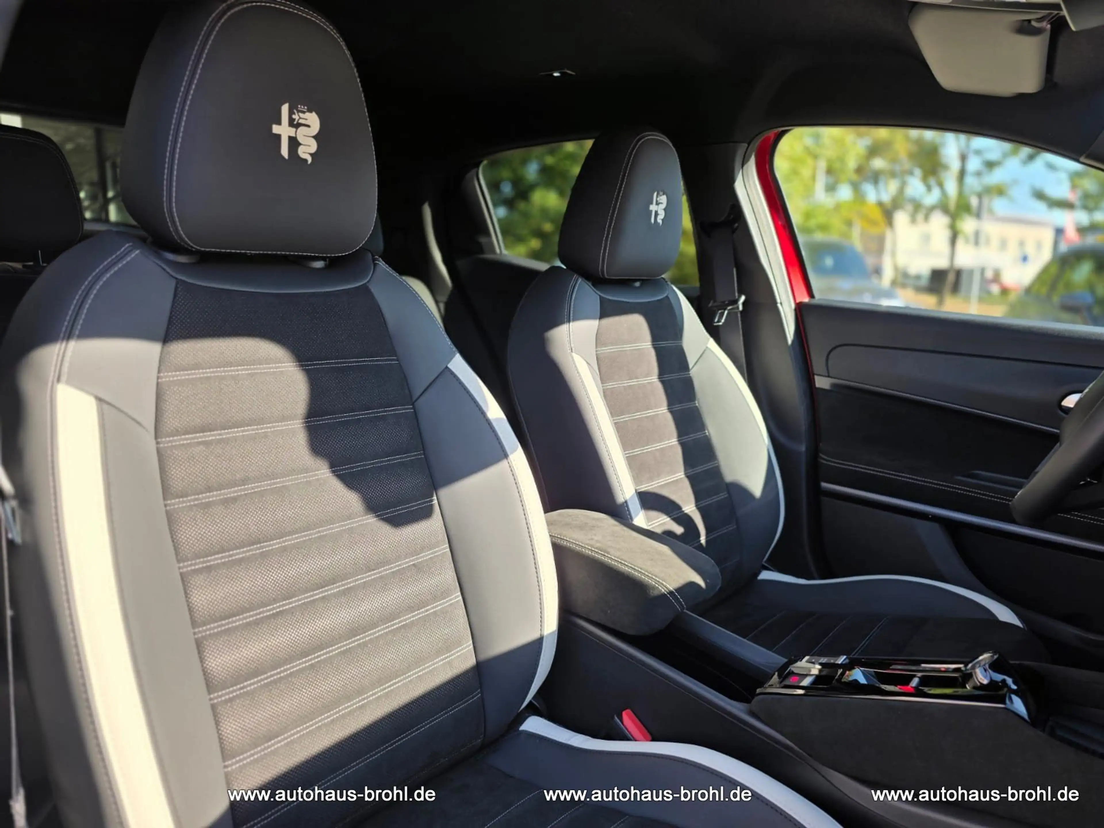 Alfa Romeo Junior Elettrica 115 kW Sport Speciale — photo 12