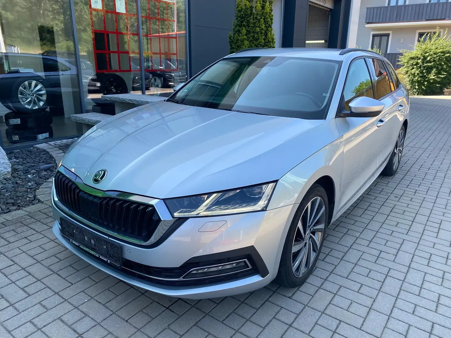 Skoda Octavia Combi First Edition AHK*Navi*Matrix*Tempomat*Blind Silber - 2