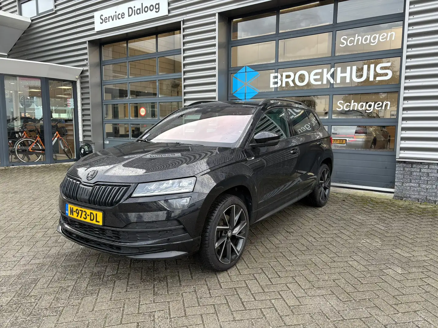 Skoda Karoq 1.5 TSI 150 pk ACT Sportline Business 7-DSG | Acht Schwarz - 2