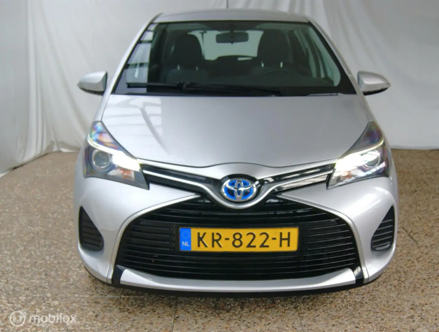 Toyota Yaris 1.5 Hybrid Aspiration Gris - 2
