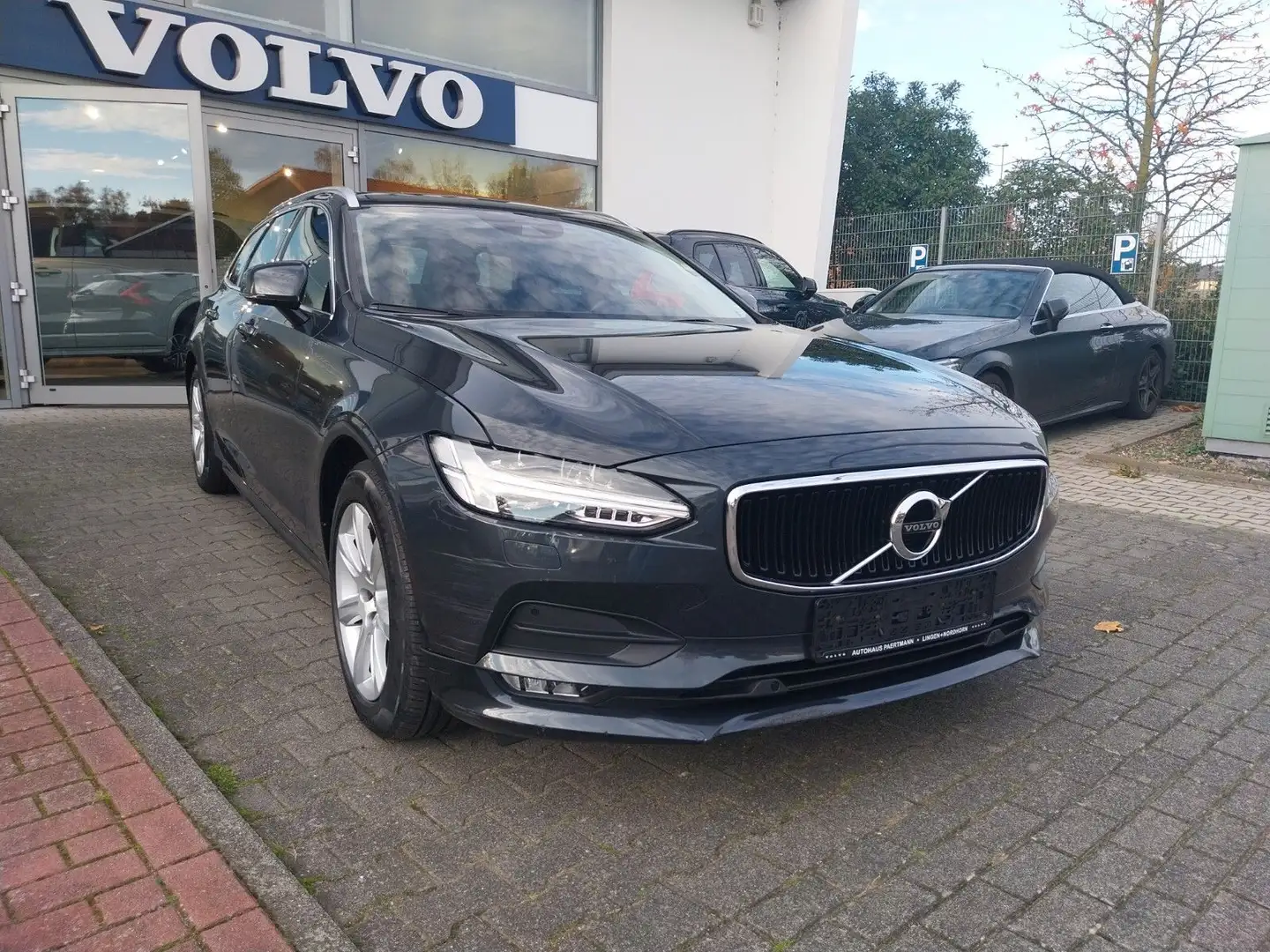 Volvo V90 D4 Kombi Momentum Grau - 1